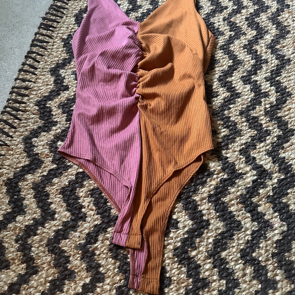 Peach love colorblock bodysuit - Picture 2 of 3